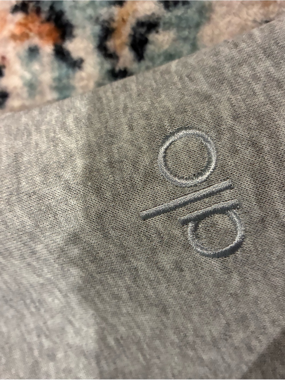 ALO Yoga Men’s Light Gray Embroidered Logo Sweatshirt Size Medium - Picture 4 of 4
